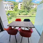 Garden View Luxury Flat With Terrace & Parking-